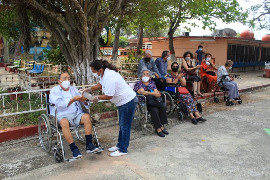 Exhortan a Abuelitos Maderenses a Vacunarse contra el Covid-19