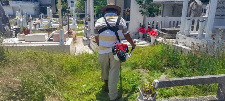 Gobierno de Madero Realiza Mantenimiento de Cementerios Municipales
