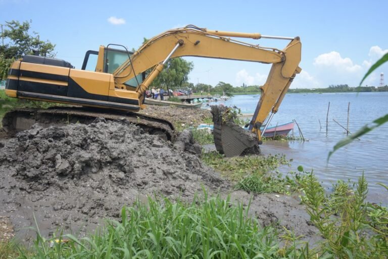 Trabaja Ayuntamiento de Altamira en desazolve y saneamiento de la Laguna de Champayán