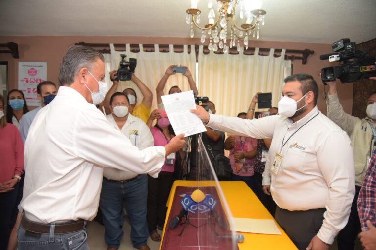 Recibe Chucho Nader Constancia como Alcalde Electo 2021-2024