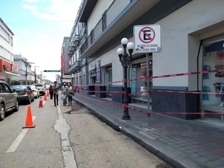 Se «vence» marquesina en céntrico edificio; PC acordona el área para evitar otra tragedia