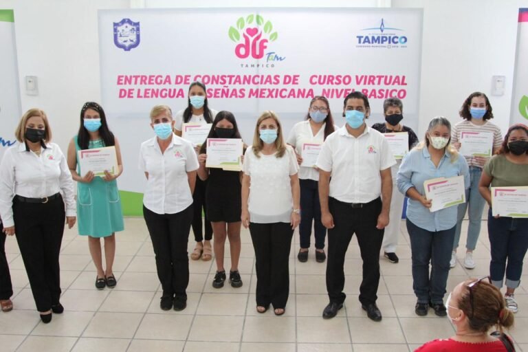 Entrega Aída Féres de Nader Certificados a Participantes en Curso de Lengua en Señas