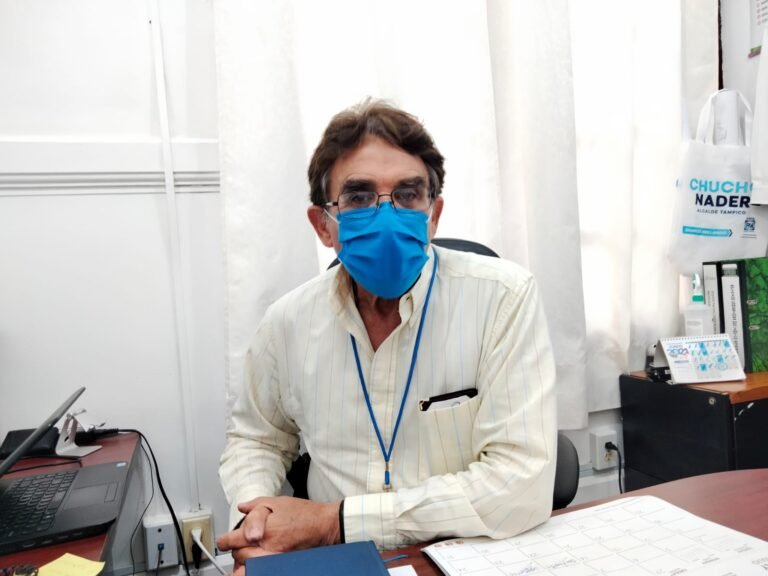 Batallan en rodantes con jóvenes y adultos jóvenes para que usen el cubrebocas