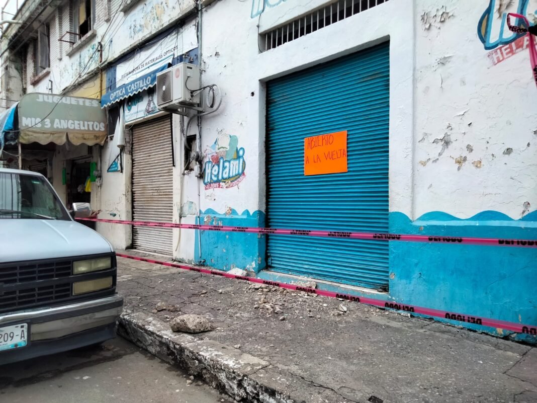 Reblandece losa vieja de céntrico edificio; acordonan área y cierran 5 negocios