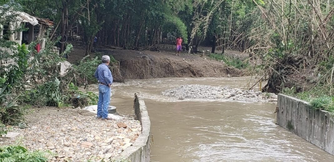 Supervisa edil trabajos en el canal de aguas negras