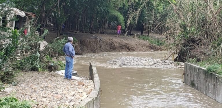 Supervisa edil trabajos en el canal de aguas negras