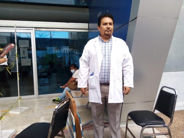 Doctor da consulta en explanadade ISSSTE; protesta por carencias