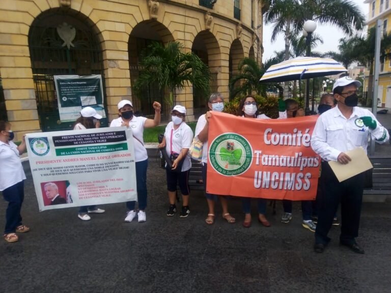Pensionados y jubilados de IMSS siguen reclamando pago de Afore
