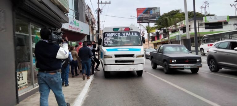 Parados 200 micros y buses por crisis; mueren 7 rutas