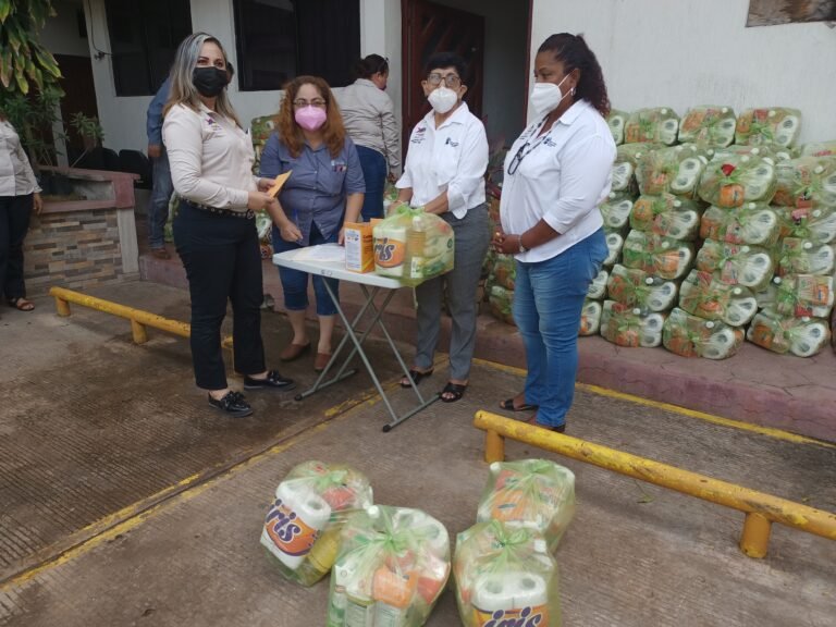 ENTREGAN  DESPENSAS Y BECAS PARA HIJOS DE EMPLEADOS MUNICIPALES