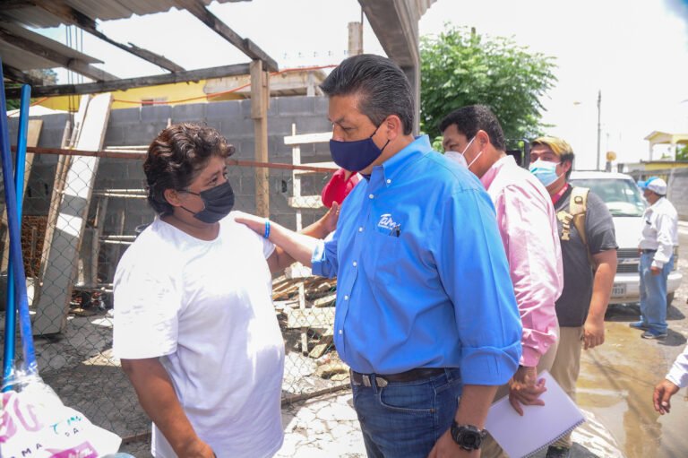 Gobernador Cabeza de Vaca continuó entregando apoyos a familias afectadas por la inundación en Matamoros