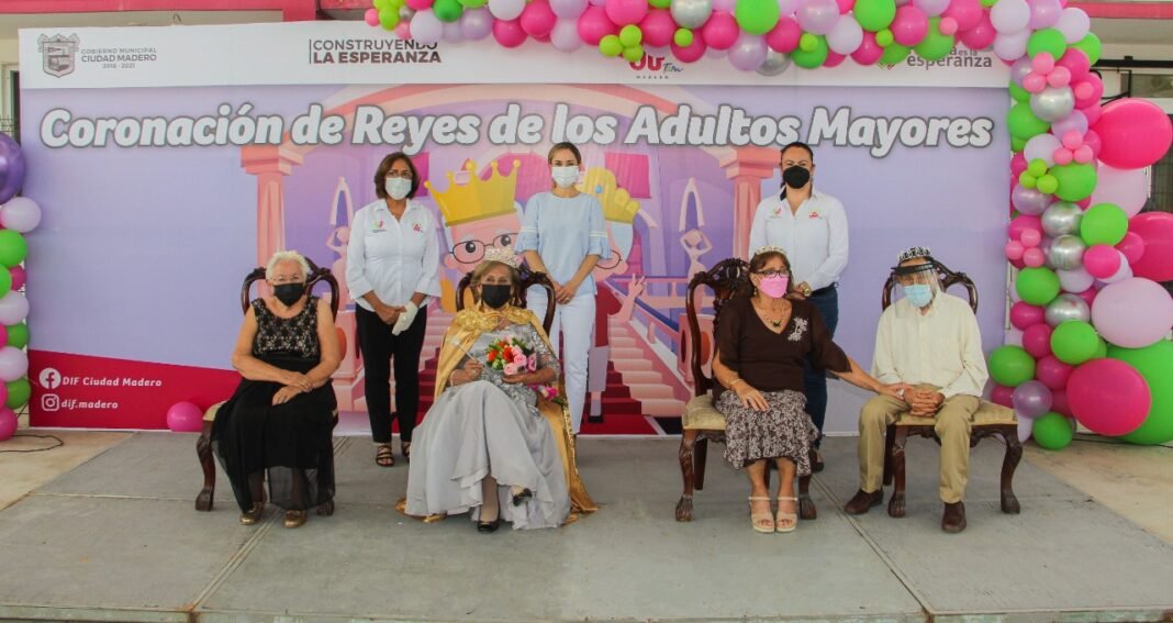 Corona Sistema DIF Madero a abuelitos por el Día del Adulto Mayor