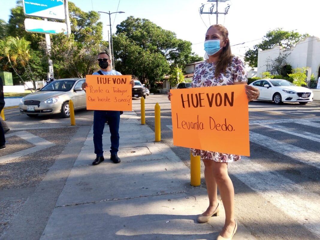 Exhibe mujer a regidor de la 4T como «huevón levanta dedos»