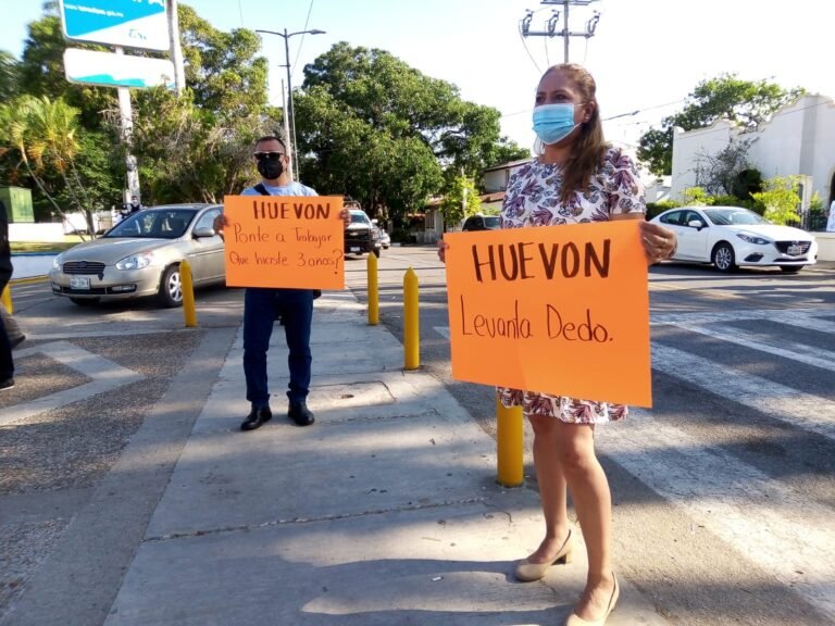 Exhibe mujer a regidor de la 4T como «huevón levanta dedos»