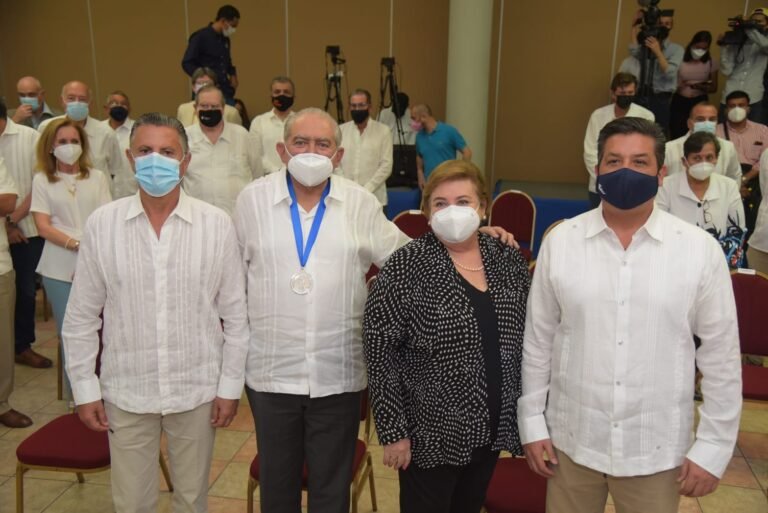 Entregan Cabeza de Vaca y Chucho Nader Medalla Fray Andrés de Olmos al Maestro David Gómez Fuentes