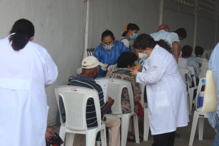 Aplicarán vacuna contra el covid a adultos de 30 a 39 años