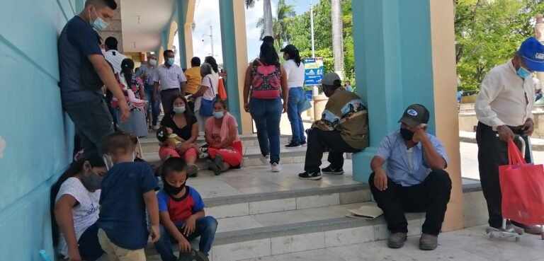 Esperan por horas trámites en el registro civil