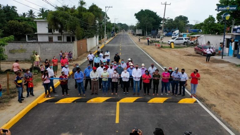 Fortalece Gobierno de Alma Laura Amparán infraestructuras vial y deportiva del área rural