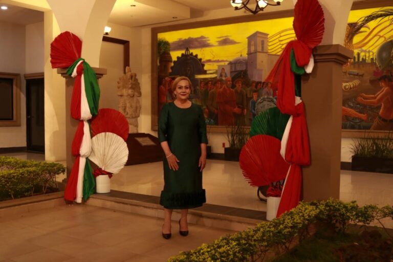 Conmemora Alma Laura Amparán ceremonia del “grito’’ de independencia