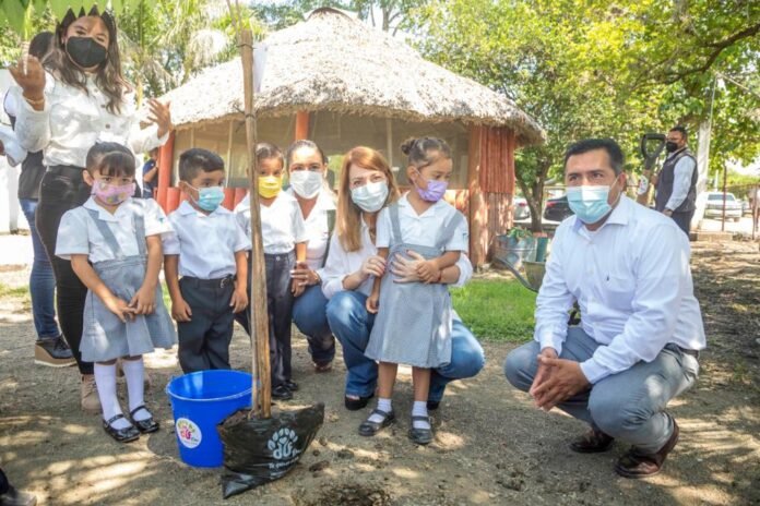 DIF-041-2021.-Mariana-Gomez-visita-escuelas-rurales-de-Ocampo-y-Nuevo-Morelos-para-hacer-entrega-de-nuevos-desayunadores-escolares-y-dotaciones-alimentarias-a-estudiantes-3