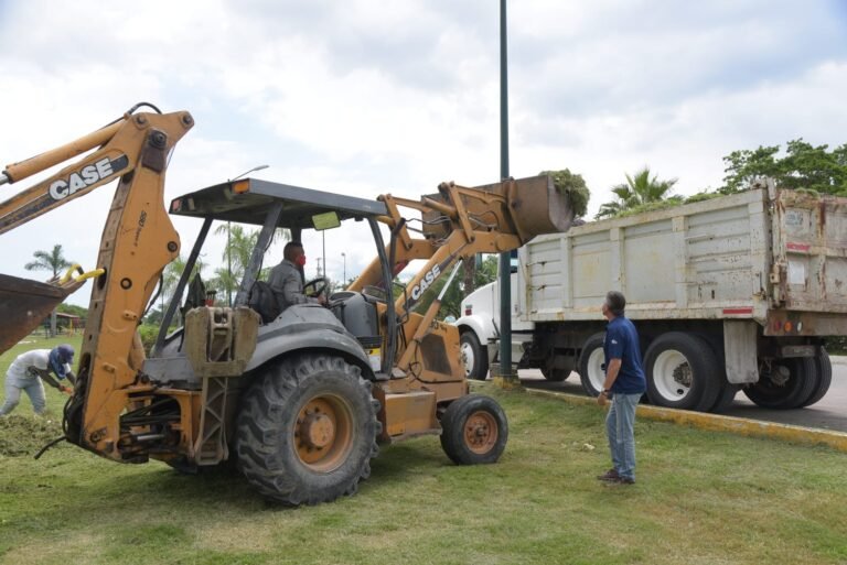 Emprende Chucho Nader Nueva Jornada de Limpieza en el Acceso Poniente de la Ciudad
