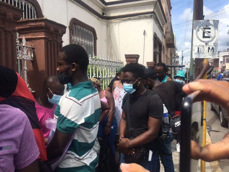 Haitianos bloquean calle; acusan maltrato de INM; exigen liberen a sus compañeros