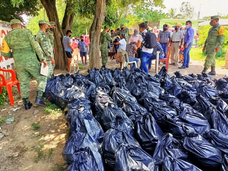 DISTRIBUYEN DESPENSAS A FAMILIAS AFECTADAS POR EL CICLON «GRACE»