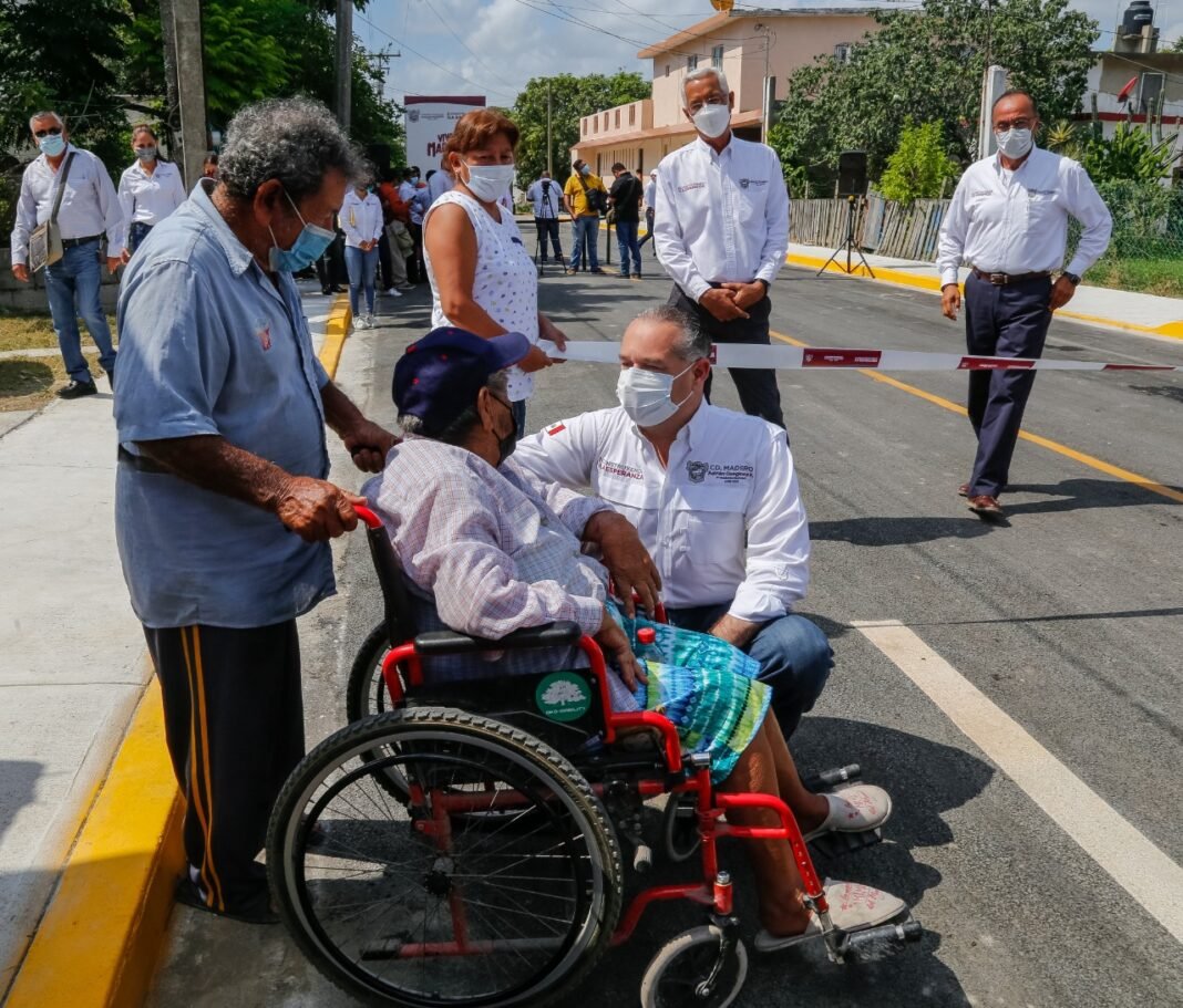 Los puestos son pasajeros, por eso no hay que despegar los pies de la tierra: AOK