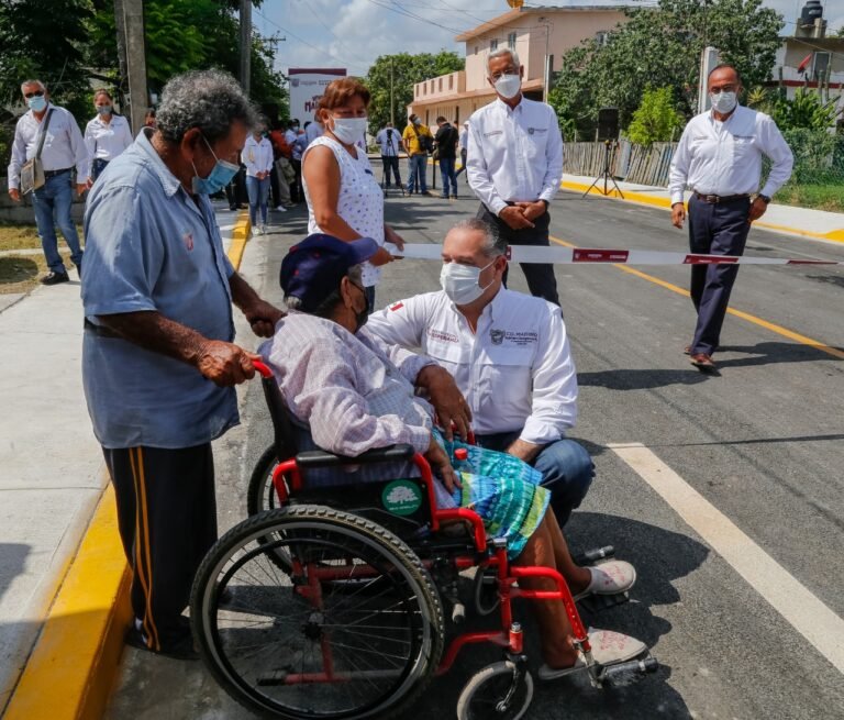 Los puestos son pasajeros, por eso no hay que despegar los pies de la tierra: AOK