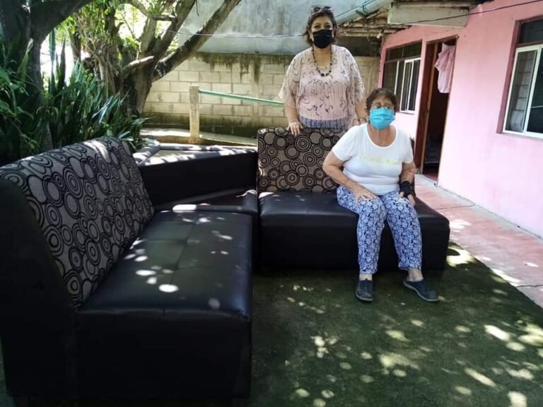 Entrega DIF Municipal regalos a los ganadores de la rifa celebrada por el Día del Adulto Mayor