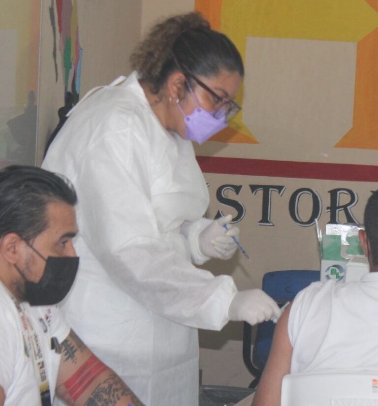 Llegará la vacuna para los jóvenes