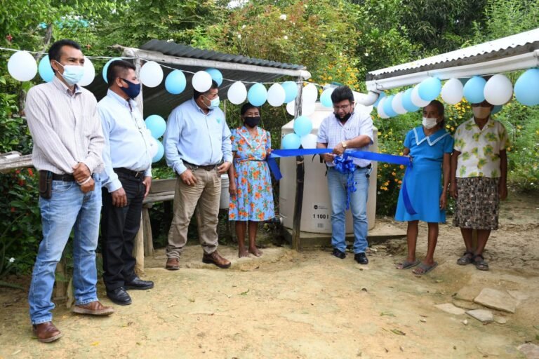 Benefician a familias con captadores de agua