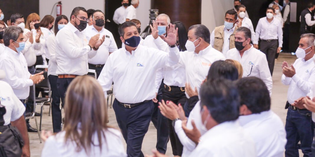 Cumple Francisco García Cabeza de Vaca a los trabajadores del Gobierno del Estado