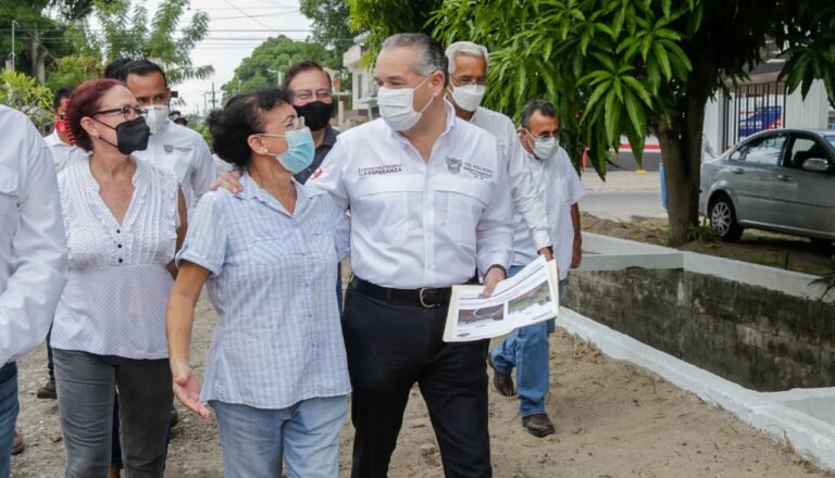 A paso firme la limpieza y desazolve de canales en Ciudad Madero