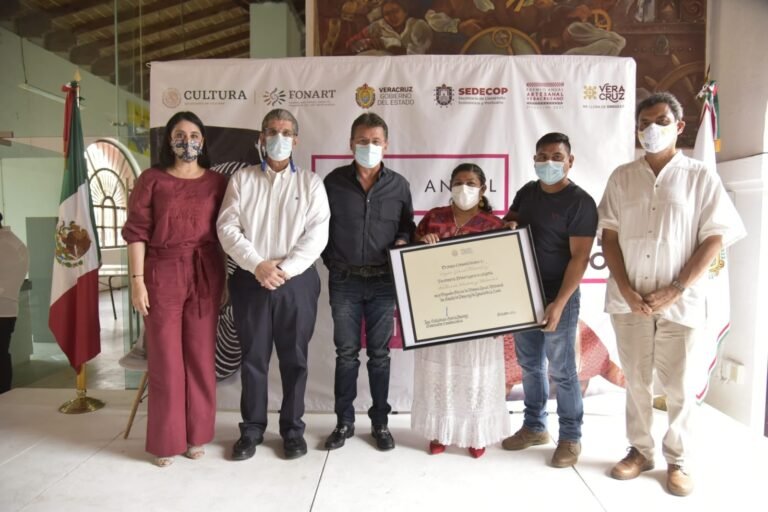 FELICITA ALCALDE A GANADOR DEL PREMIO ARTESANAL VERACRUZANO 2021