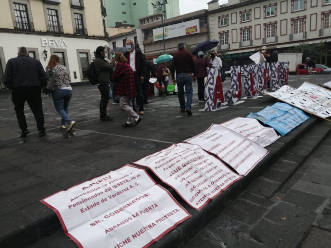 Jubilados y Pensionados del ISSSTE se manifiestan y exigen al gobierno estatal pago de adeudos 