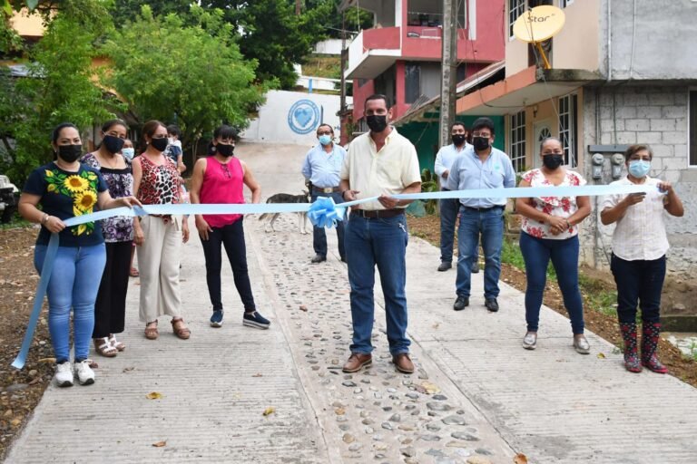 Entregan pavimentación de la colonia el Rastro