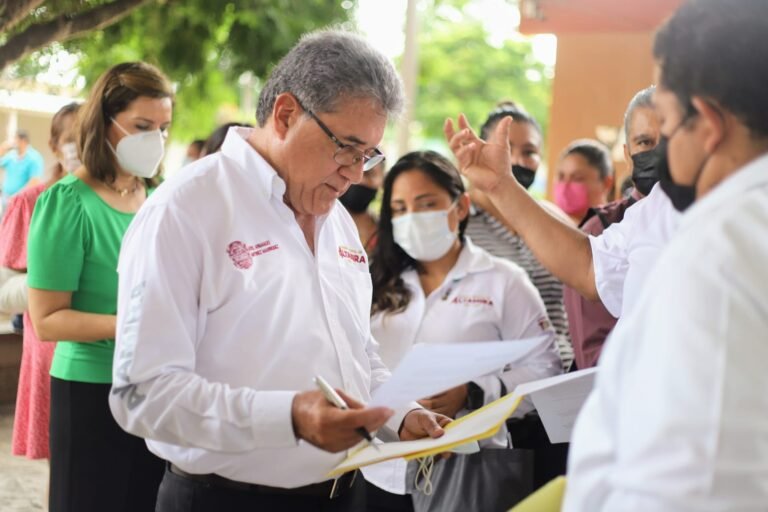 Maestros piden que menores de edad sean vacunados, pues también están en riesgo