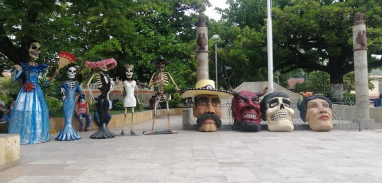 Colocan adornos alusivos al Día de Muertos