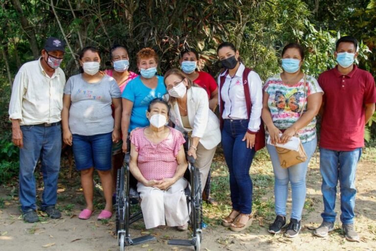 ENTREGA ROSSY LUQUE APARATOS A PERSONAS CON VULNERABILIDAD MOTRIZ