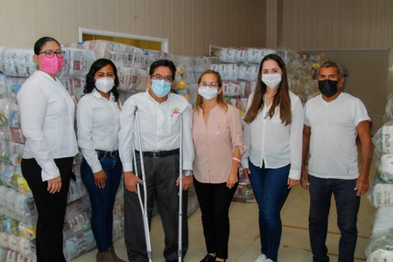 ENTREGA LA SRA. ROSSY LUQUE DE MARTÍNEZ DISTINTOS APOYOS A PERSONAS CON DISCAPACIDAD