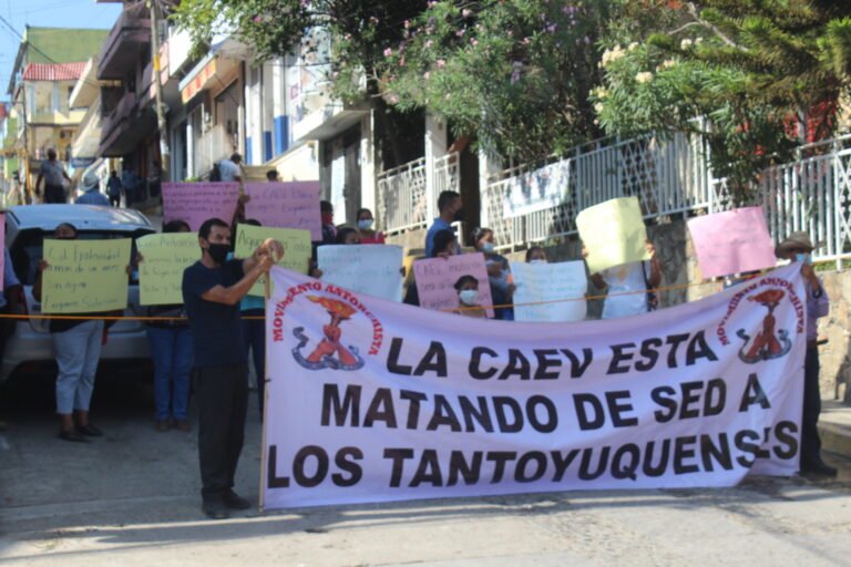 Se manifiestan ciudadanos  contra la inoperante CAEV