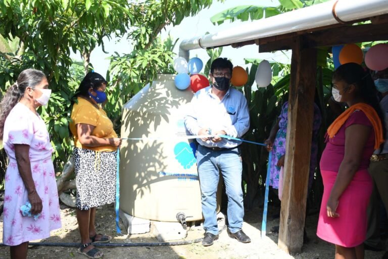 Entregan captadores de agua pluvial