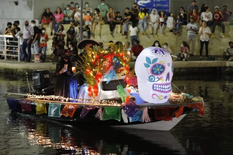 Procesión Náutica Llena de Luz y Color el Paseo La Cortadura