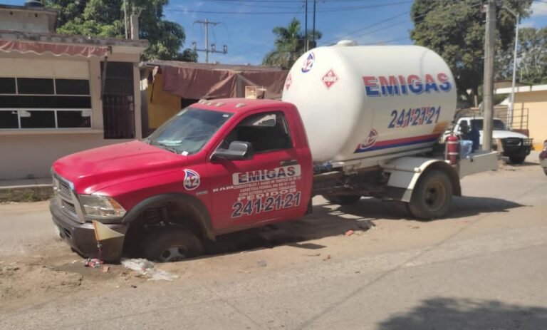 Socavón casi desaparece una  pipa de gas LP en Altamira