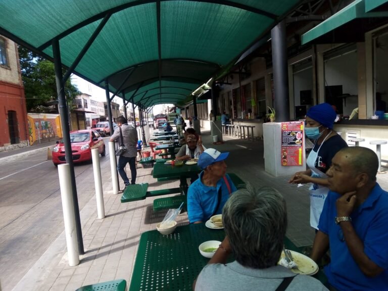 Locatarios de nuevo mercado porteño tiran hasta tenedores por el drenaje y lo obstruyen