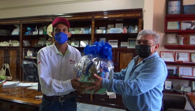 Reconocen labor de los carteros