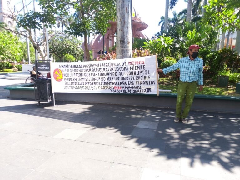 Activista protesta contra líder nacional de Morena