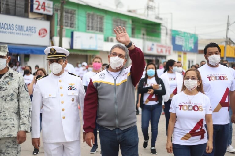 UN ÉXITO ROTUNDO EL DESFILE DEL 20 DE  NOVIEMBRE EN ALTAMIRA