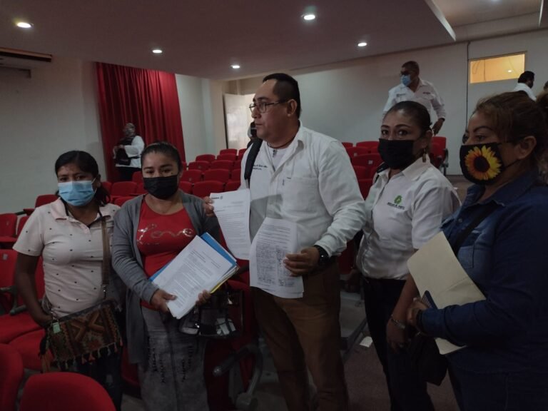 Se presentan en la  mañanera y piden intervención del alcalde en tema de corrupción de escuela